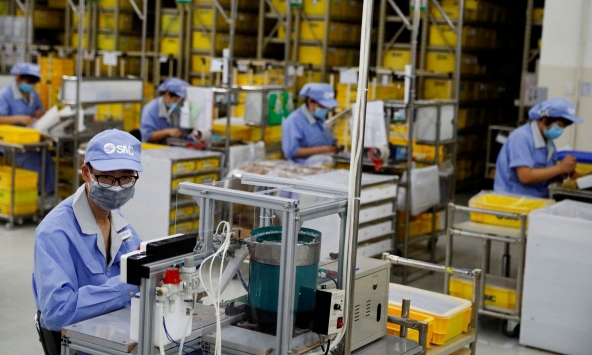 Hoạt động dịch vụ của Trung Quốc giảm lần đầu tiên kể từ tháng 5