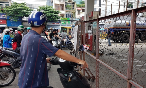 Người Sài Gòn vất vả tìm chỗ đổ xăng