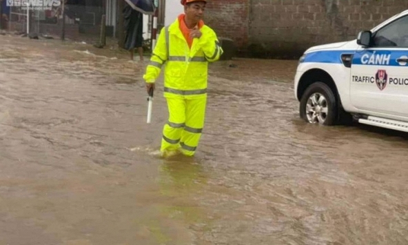 Mưa lớn gây ngập lụt nhiều nơi tại miền Trung, học sinh phải nghỉ học
