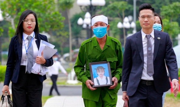 Vụ bé gái 3 tuổi bị đóng đinh vào đầu: Đề nghị điều tra người mẹ