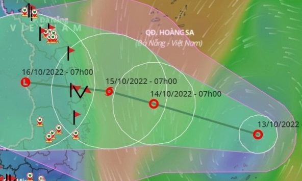 Áp thấp nhiệt đới có thể mạnh lên thành bão trong 24 giờ tới, hướng về miền Trung
