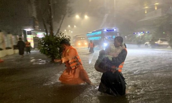 Áp thấp nhiệt đới vào đất liền Quảng Nam - Quảng Ngãi gây mưa lớn