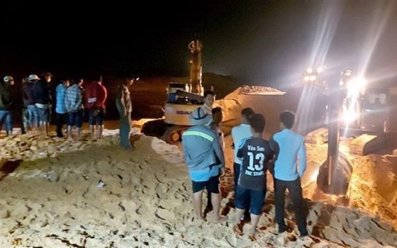 Vụ sạt lở mỏ khai thác titan ở Bình Thuận, nỗ lực tìm kiếm 3 người mất tích