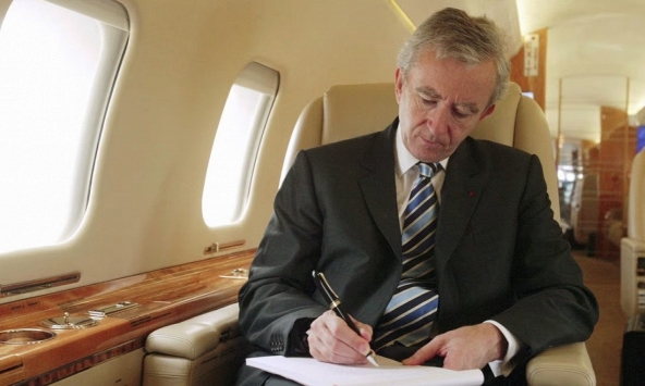 Vì sao người giàu thứ 2 thế giới bán máy bay riêng?