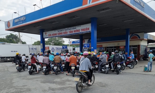 Giá xăng tiếp tục tăng hơn 300 đồng/lít