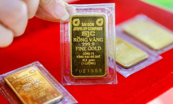 Giá vàng thế giới tiếp tục giảm, trong nước tăng