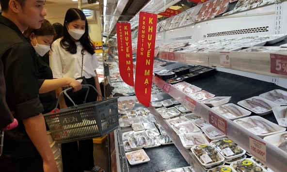 Nhiều siêu thị ở TP.HCM áp dụng khuyến mãi dịp cuối tuần