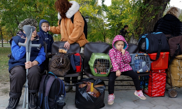 Hàng ngàn dân thường rời khỏi thành phố Kherson