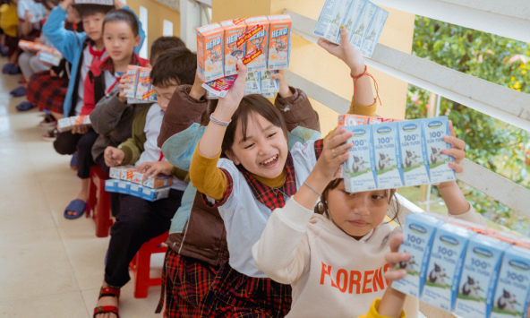 Vinamilk chung tay chia sẻ khó khăn với đồng bào miền Trung