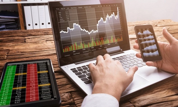 Nhà đầu tư tranh thủ gom hàng bắt đáy, VN-Index lấy lại mốc 1.000 điểm