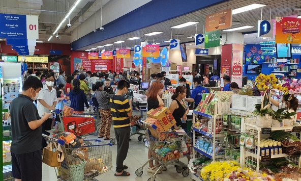 Siêu thị ồ ạt tung khuyến mại 'kéo' khách đến mua sắm