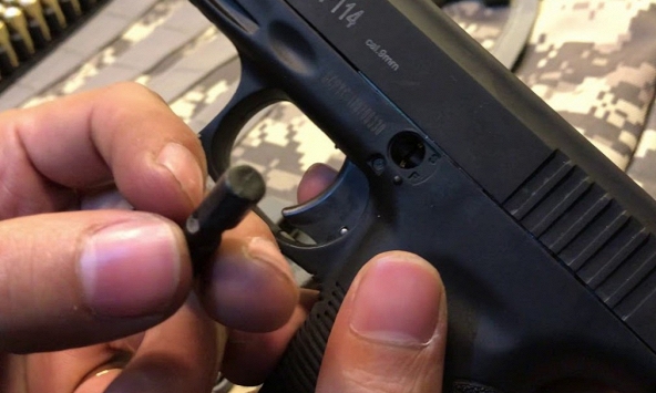 Con trai mới từ Mỹ về, dùng súng cao su bắn cha ruột