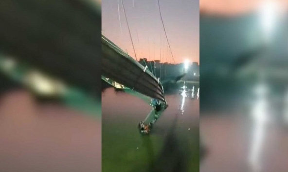 Sập cầu treo ở Ấn Độ, hàng trăm người rơi xuống sông, ít nhất 40 người thiệt mạng 