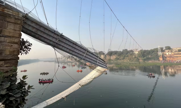 Số người chết vụ sập cầu treo tại Ấn Độ tăng lên 132