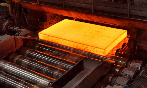 Nguyên liệu thép tiếp tục giảm sâu, giá sắt thép trong nước vẫn giữ nguyên