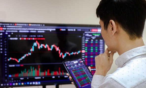 Hàng loạt nhóm ngành bứt phá, VN-Index xanh nhẹ cuối phiên