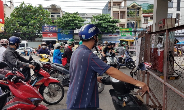 Giá xăng tăng lần thứ 3 liên tiếp, hơn 400 đồng/lít đối với xăng RON 95