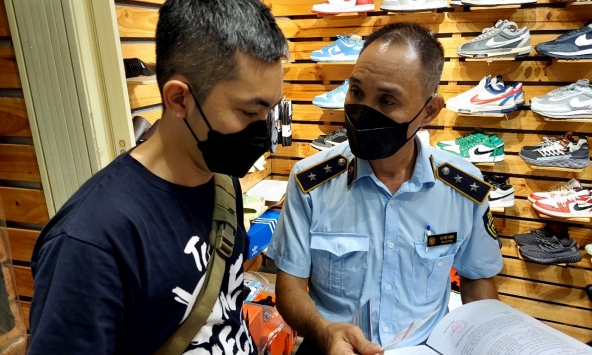 Lượng lớn hàng giả, hàng nhái bị thu giữ tại Sài Gòn Square