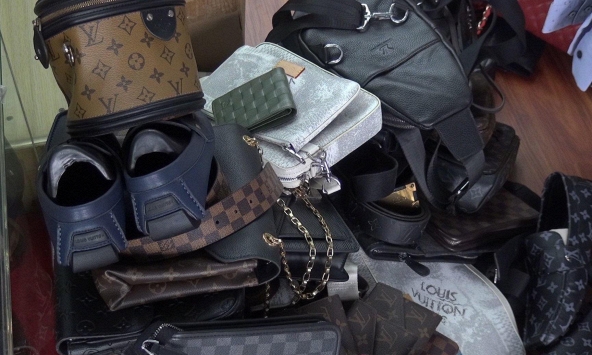 Thu giữ gần 2.000 túi xách, giày dép hiệu Louis Vuitton, Gucci, Dior... giả tại TP.HCM