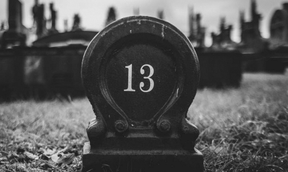 Tại sao số 13 được coi là không may mắn?