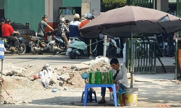 Bộ Công Thương không cấm người mua xăng bằng can, chai nhưng cấm người bán