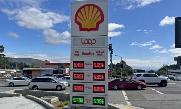 Giá xăng tăng trước ngày bầu cử giữa nhiệm kỳ khiến đảng Dân chủ 'đau đầu'