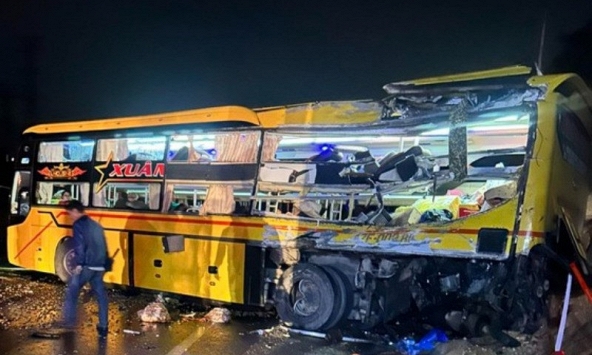 Va chạm nghiêm trọng giữa xe khách và xe tải, 15 người thương vong