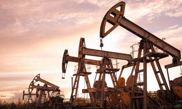 Giá xăng dầu ngày 15/11: Dầu Brent giảm do nhu cầu yếu