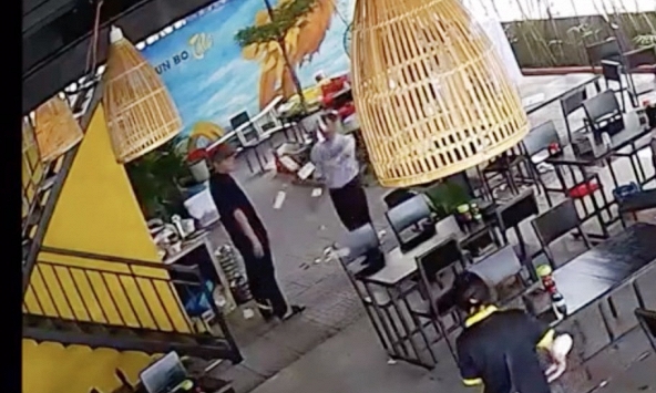 Cán bộ ném tiền trong quán ăn ở Đà Nẵng bị khiển trách