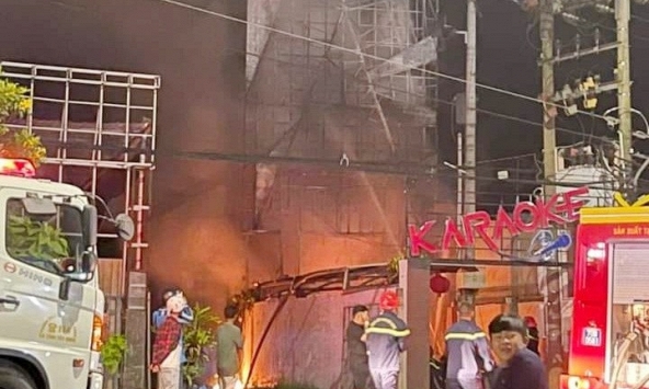 Cháy quán karaoke ở Tây Ninh, biển hiệu và một xe máy bị thiêu rụi