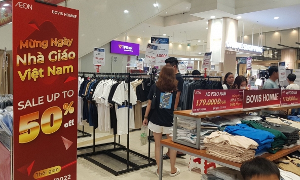 Quà tặng ngày 20/11 khuyến mãi khủng tại siêu thị, hoa tươi ế ẩm