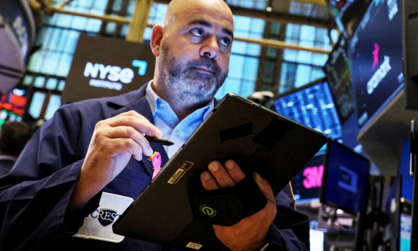 Phố Wall giảm nhẹ trước kỳ nghỉ lễ lớn