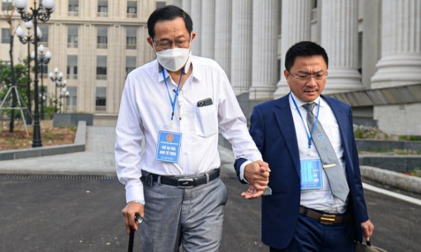 Cựu Thứ trưởng Cao Minh Quang nhập viện điều trị, tòa tuyên án vắng mặt