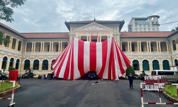 Tòa dựng rạp, lắp màn hình LED để xét xử vụ dì ghẻ đánh chết bé 8 tuổi