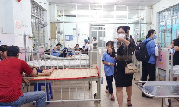 16 học sinh ở Tiền Giang nhập viện cấp cứu sau khi ăn bánh, dưa hấu, uống sữa