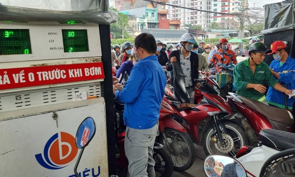 Giá xăng RON 95 giảm hơn 1.000 đồng/lít