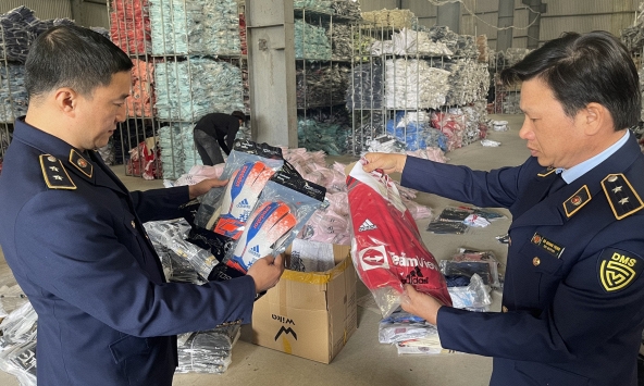 Thu giữ 30.000 bộ quần áo giả adidas, Nike giá 55.000 đồng/bộ