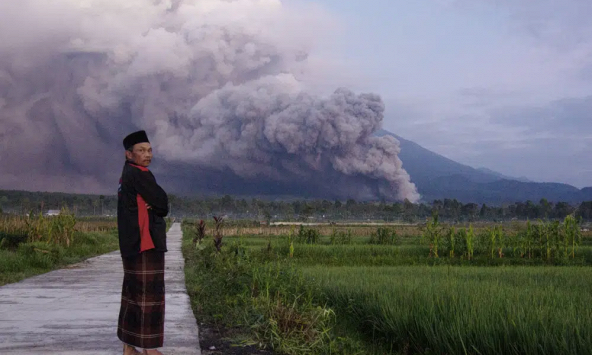 Núi lửa Semeru phun trào, Indonesia nâng cảnh báo lên mức cao nhất