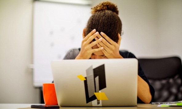 Thế hệ Gen Z Mỹ 'còng lưng' gánh thêm nhiều khoản nợ