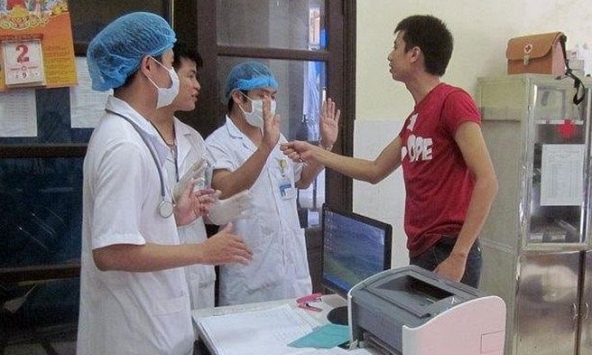 Nhân viên y tế ở Hà Nội bị hành hung có thể gọi về 30 đường dây nóng của công an
