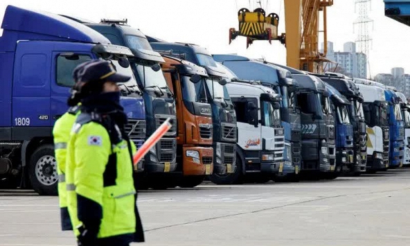 Hàn Quốc lệnh cho tài xế ngành hóa dầu, thép làm việc lại