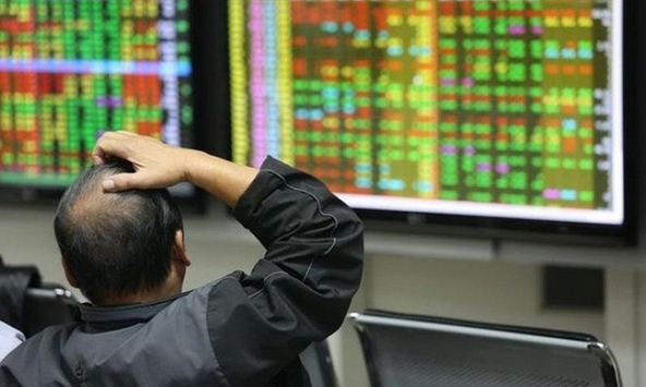 VN-Index khởi sắc, bất chấp các cổ phiếu vốn hóa lớn 'đỏ lửa'