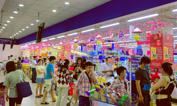 Nhiều mặt hàng bán trong siêu thị ở TP.HCM giảm giá đến 80%