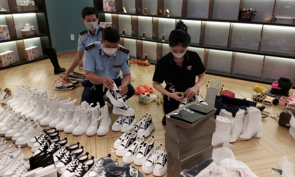 Cận cảnh shop hàng hiệu nghi hàng giả của Trang 'nemo'