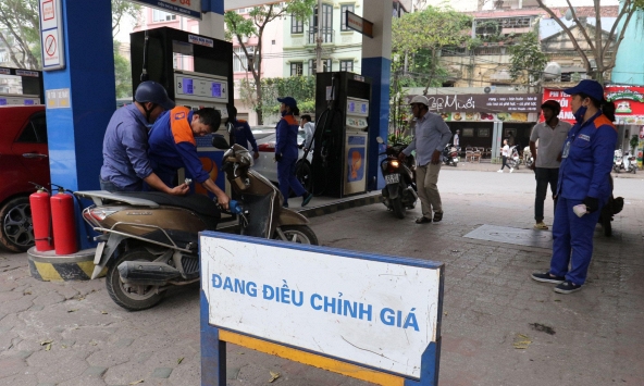 Giá xăng tiếp tục giảm mạnh, về hơn 20.000 đồng/lít