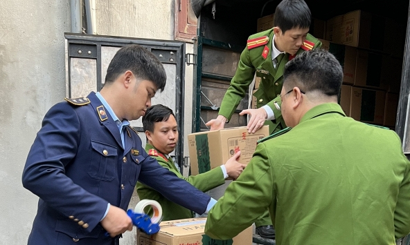 Phát hiện cơ sở sản xuất bánh gạo giả nhãn hiệu Vetrue của Nhật Bản