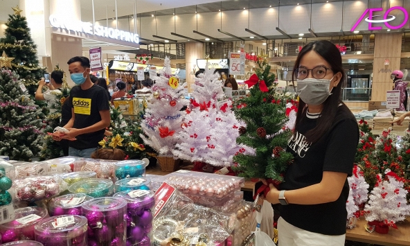 Siêu thị khuyến mãi lớn, thị trường đồ trang trí Giáng sinh nhộn nhịp