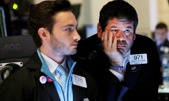 Chứng khoán giảm điểm do lo ngại suy thoái kinh tế