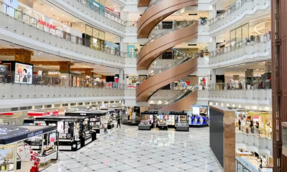 Trung tâm tài chính Thượng Hải vắng lặng khi số ca nhiễm COVID tăng cao