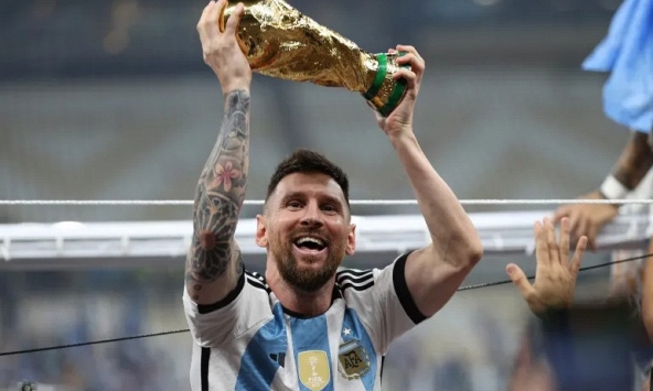 Người Argentina vỡ òa cảm xúc sau khi Messi nâng cao chiếc cúp vàng danh giá